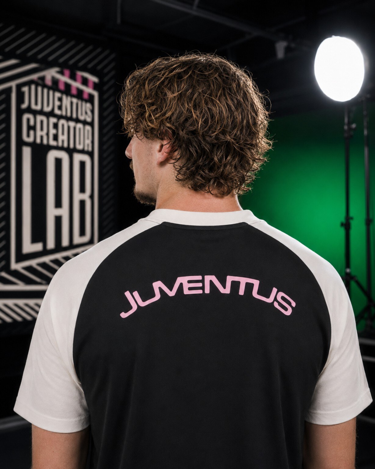 Vista posteriore AI ispirata a Nick Woltemade con abbigliamento bianconero
